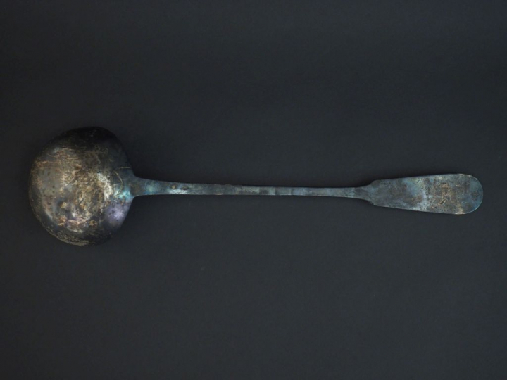 Importante louche en argent 925, poinçon Minerve, modèle uniplat.  Mon