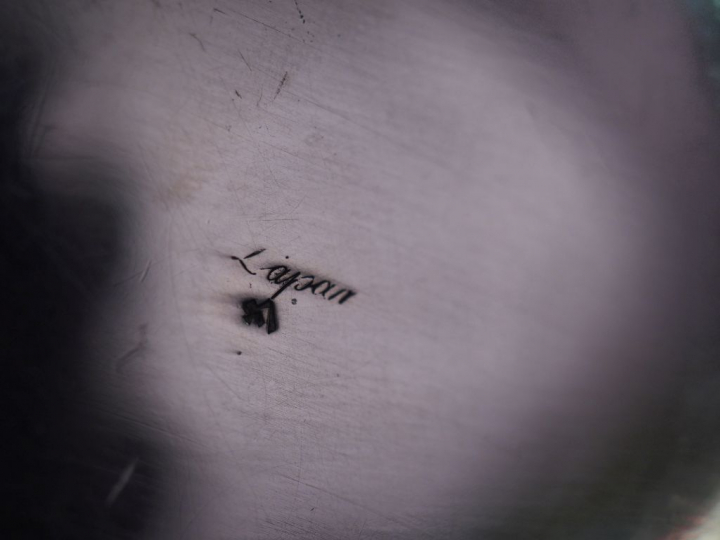 Verseuse en argent 925, poinçon Minerve, à décor de monogramme. La ans