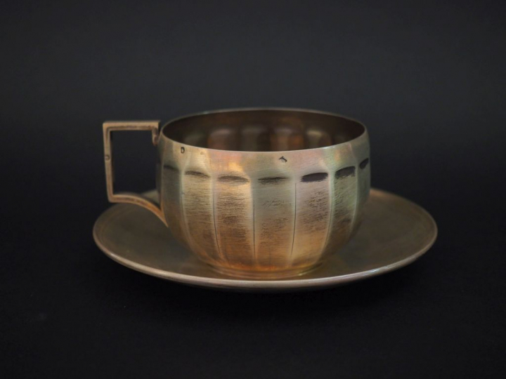 Tasse facettée et sa sous-tasse en argent 925, poinçon Minerve.  H. de