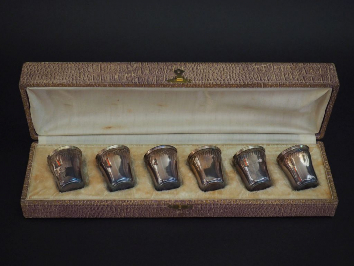 Suite de six verres à liqueur de style Louis XV en argent 925, poinçon