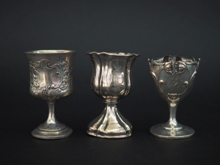 Ensemble comprenant :  - un coquetier de style Art Nouveau en argent 9