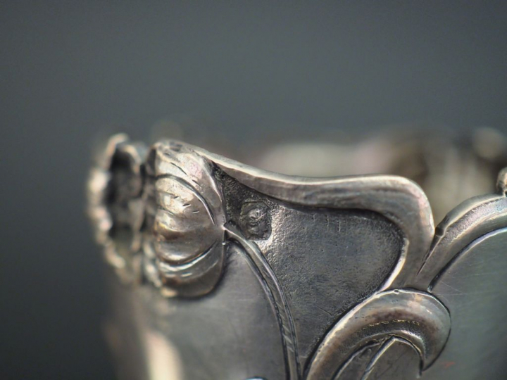 Ensemble comprenant :  - un coquetier de style Art Nouveau en argent 9