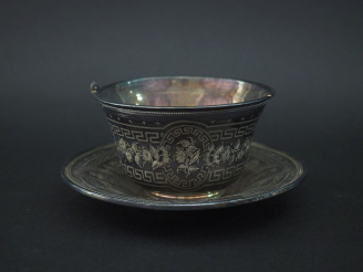 Vente aux enchères Tasse et sa sous-tasse de style Louis XVI en argent 925, poinçon Miner