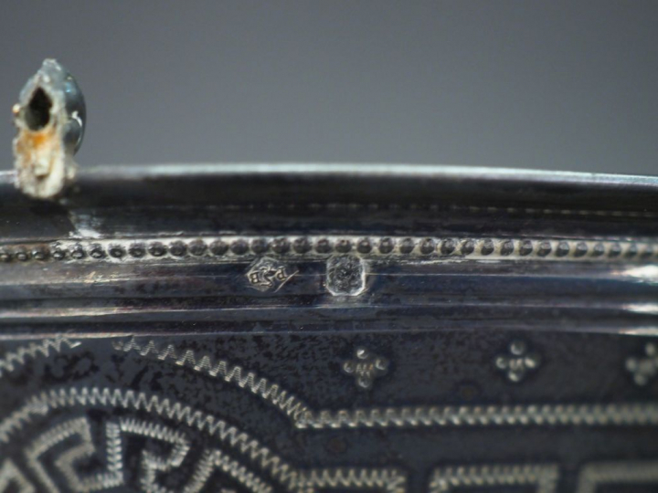 Tasse et sa sous-tasse de style Louis XVI en argent 925, poinçon Miner