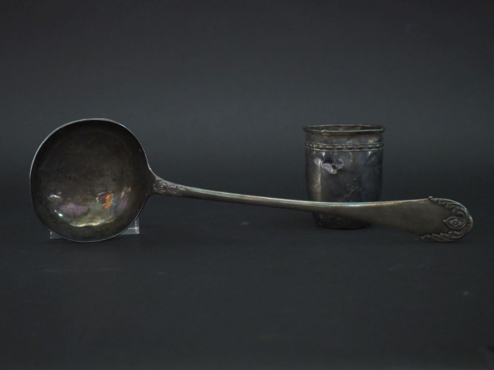 Ensemble comprenant :  - une louche de style Louis XV en argent 925, p