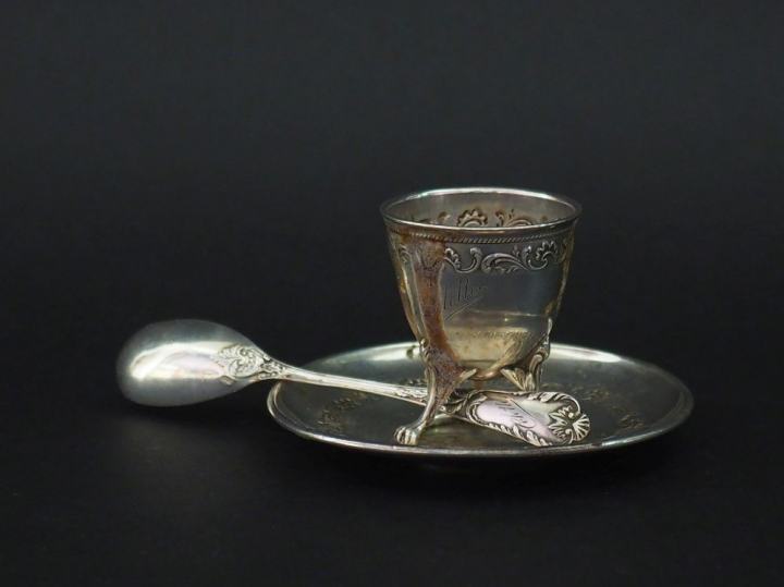 Coquetier et son présentoir de style Louis XV en argent 925, poinçon M