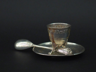 Vente aux enchères Coquetier et son présentoir de style Louis XV en argent 925, poinçon M
