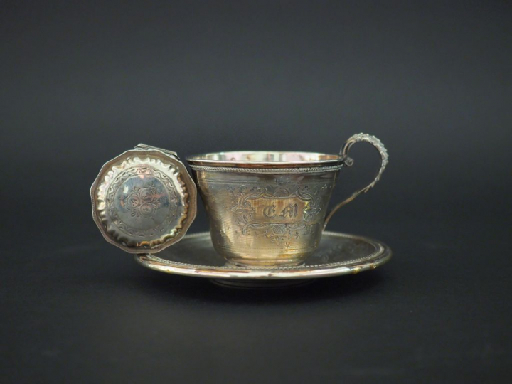 Ensemble comprenant :  - une tasse et sa sous-tasse en argent 925, poi