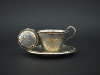 Vente aux enchères Ensemble comprenant :  - une tasse et sa sous-tasse en argent 925, poi