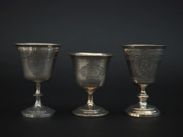 Ensemble comprenant :  - un coquetier en argent 925, poinçon Minerve, 