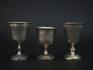 Vente aux enchères Ensemble comprenant :  - un coquetier en argent 925, poinçon Minerve, 