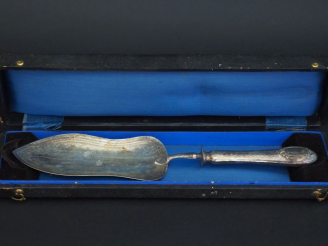 Vente aux enchères Pelle à servir de style Louis XVI en argent et argent fourré 925, poin