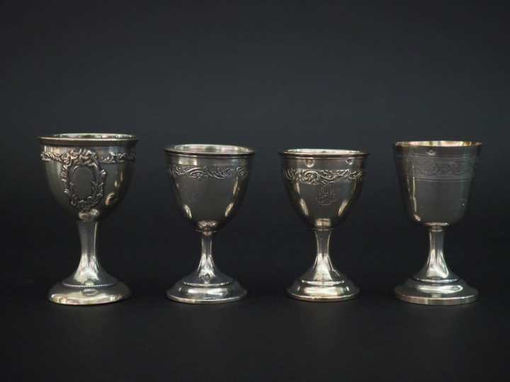 Ensemble comprenant :  - un coquetier en argent 925, poinçon Minerve, 