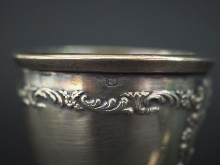Ensemble comprenant :  - un coquetier en argent 925, poinçon Minerve, 