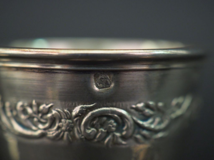 Ensemble comprenant :  - un coquetier en argent 925, poinçon Minerve, 