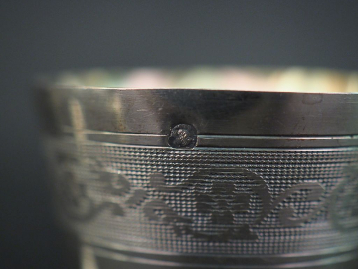 Ensemble comprenant :  - un coquetier en argent 925, poinçon Minerve, 