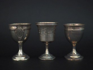 Vente aux enchères Ensemble comprenant :  - un coquetier de style Louis XVI en argent 925