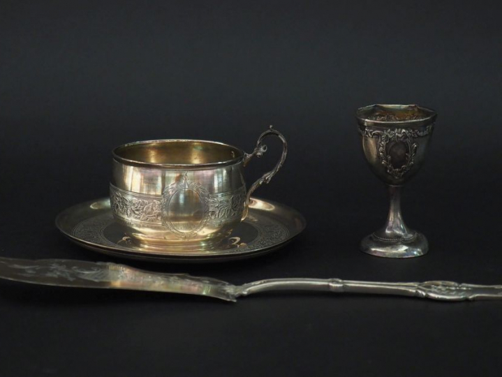 Ensemble comprenant :  - une tasse et sa sous-tasse en argent 925, poi