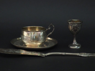 Vente aux enchères Ensemble comprenant :  - une tasse et sa sous-tasse en argent 925, poi