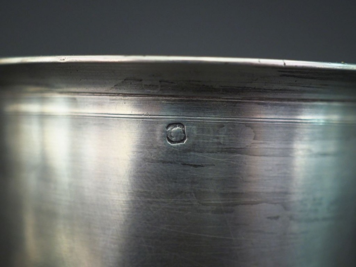 Ensemble comprenant :  - une timbale à fond plat en argent lisse 925, 