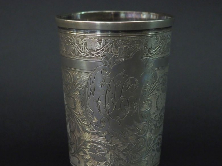 Importante timbale en argent 925, poinçon Minerve, à décor de rinceaux