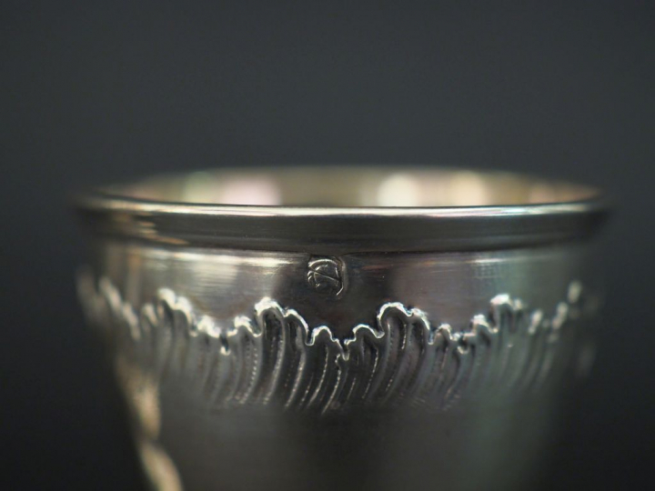 Ensemble comprenant :  - un coquetier de style Louis XVI en argent 925