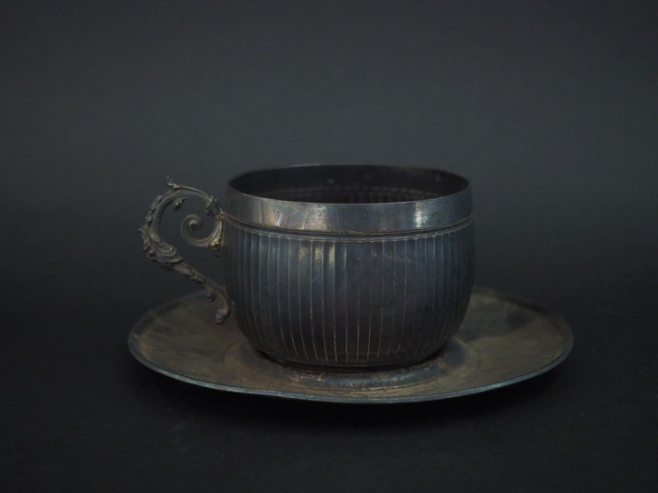 Tasse et sa sous-tasse en argent 925, poinçon Minerve, à décor de cann