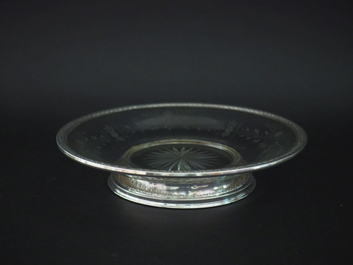 Coupe sur talon en cristal gravé et argent 925, poinçon Minerve, à déc