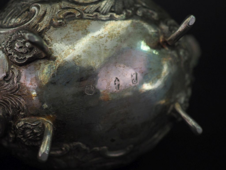 Sucrier de style rocaille en argent étranger, à décor au repoussé d’am