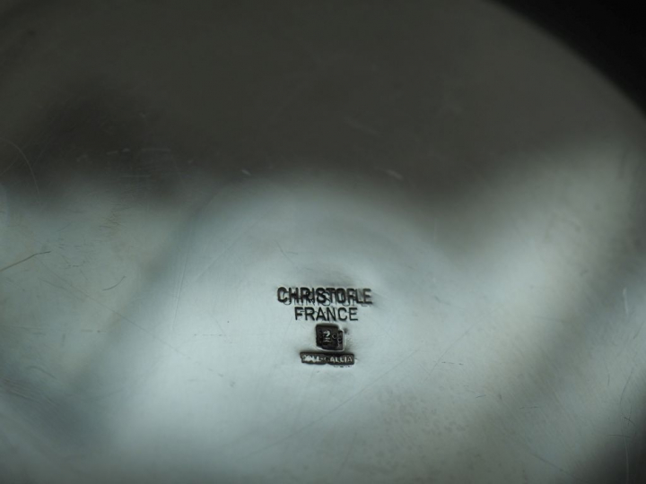 CHRISTOFLE Ensemble comprenant :  - une suite de cinq porte-couteaux e