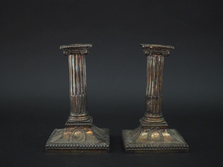 Paire de bougeoirs de style Louis XVI en métal plaqué, à décor de cann