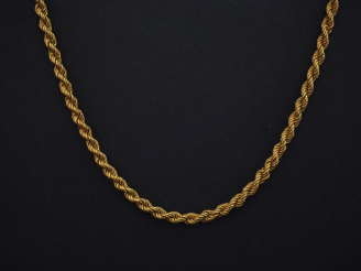 Vente aux enchères Sautoir en or jaune 750, maille torsadée. Poids. 26,75 g   