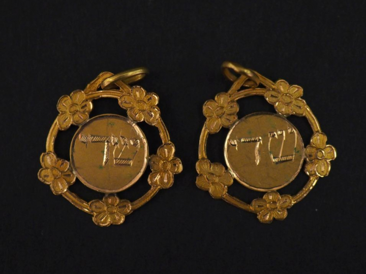 Deux pendentifs ajourés en or jaune 750, à décor de fleurs sur le pour