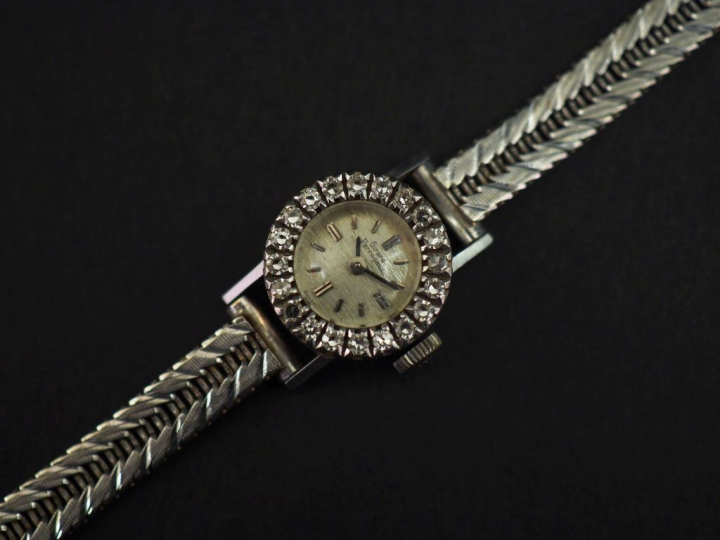 GIRARD PERREGAUX Montre bracelet de dame, boitier et bracelet en or bl