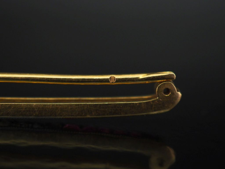 Broche barrette en or jaune 750, sertie de diamants taillés en rose et