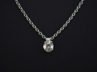 Vente aux enchères Chaine en or blanc 750, maille forçat, et son pendentif en or blanc 75