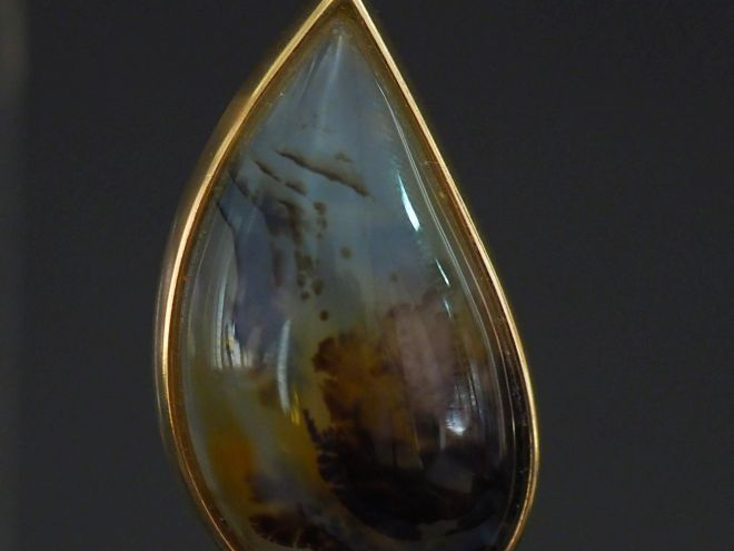 Pendentif en or jaune 750 en forme de goutte, sertie en son centre d'a