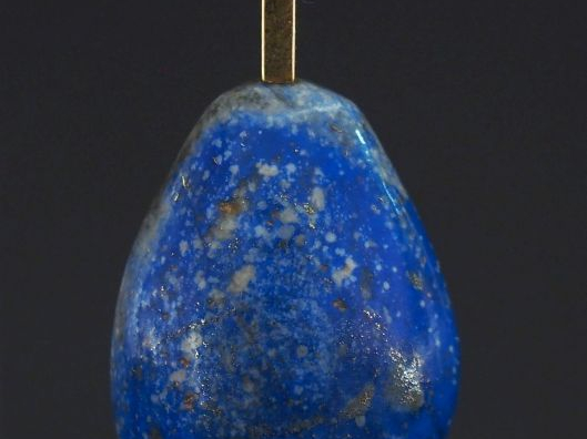 Pendentif moderniste en or jaune 750, serti de lapis lazuli.  H. 5,8 c
