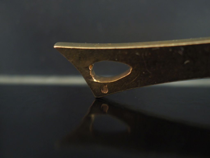 Pendentif moderniste en or jaune 750, serti de lapis lazuli.  H. 5,8 c