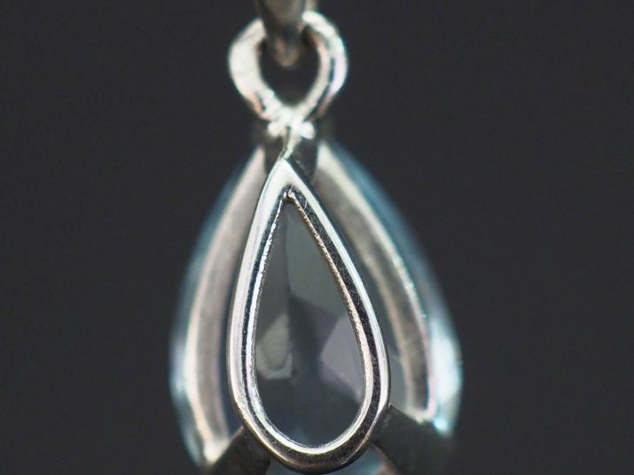 Pendentif en or blanc 750, sertie en son centre d'une pierre bleue en 