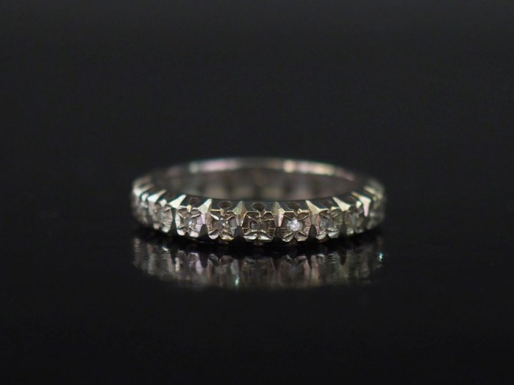 Alliance américaine en or blanc 750, sertie d'une ligne de petits diam