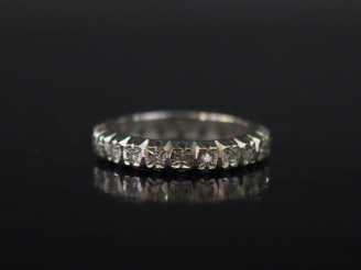 Vente aux enchères Alliance américaine en or blanc 750, sertie d'une ligne de petits diam