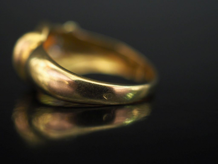 Bague en or jaune 750, à décor en son centre d'un motif de nœud et agr