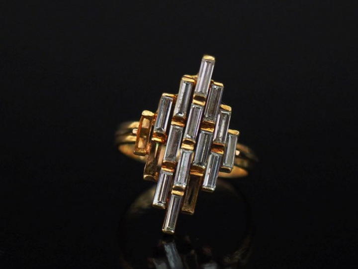 Bague de forme marquise en or jaune 750, sertie de treize diamants bag