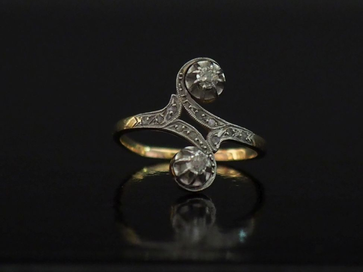 Bague dite "Toi   Moi" en or jaune 750, sertie de deux diamants pesant