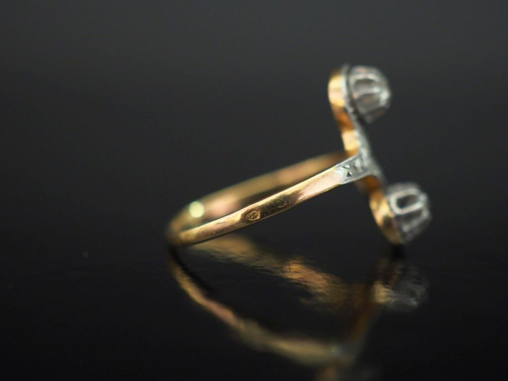 Bague dite "Toi   Moi" en or jaune 750, sertie de deux diamants pesant