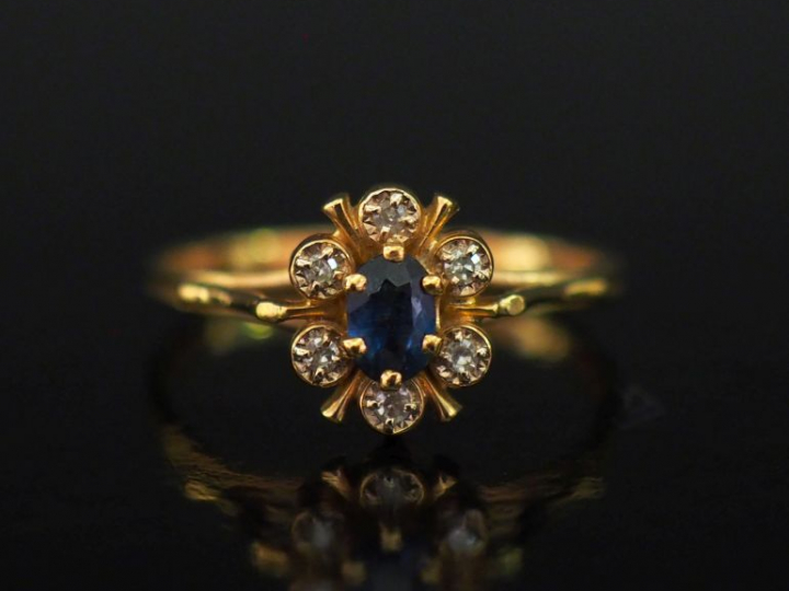 Petite bague de forme marguerite en or jaune 750, sertie en son centre