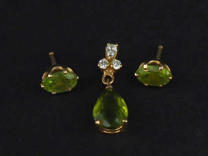 Parure en or jaune 750 et pierre verte. Comprenant :  - un pendentif e