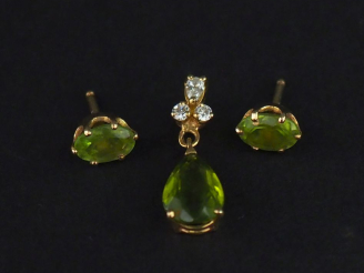 Vente aux enchères Parure en or jaune 750 et pierre verte. Comprenant :  - un pendentif e