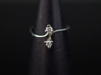 Vente aux enchères Bague dite "Toi   Moi" en or blanc 750, sertie de deux diamants pesant
